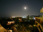 Nacht mit Mond über Iraklion vom Hotel Agripi Beach aus gesehen (GR).